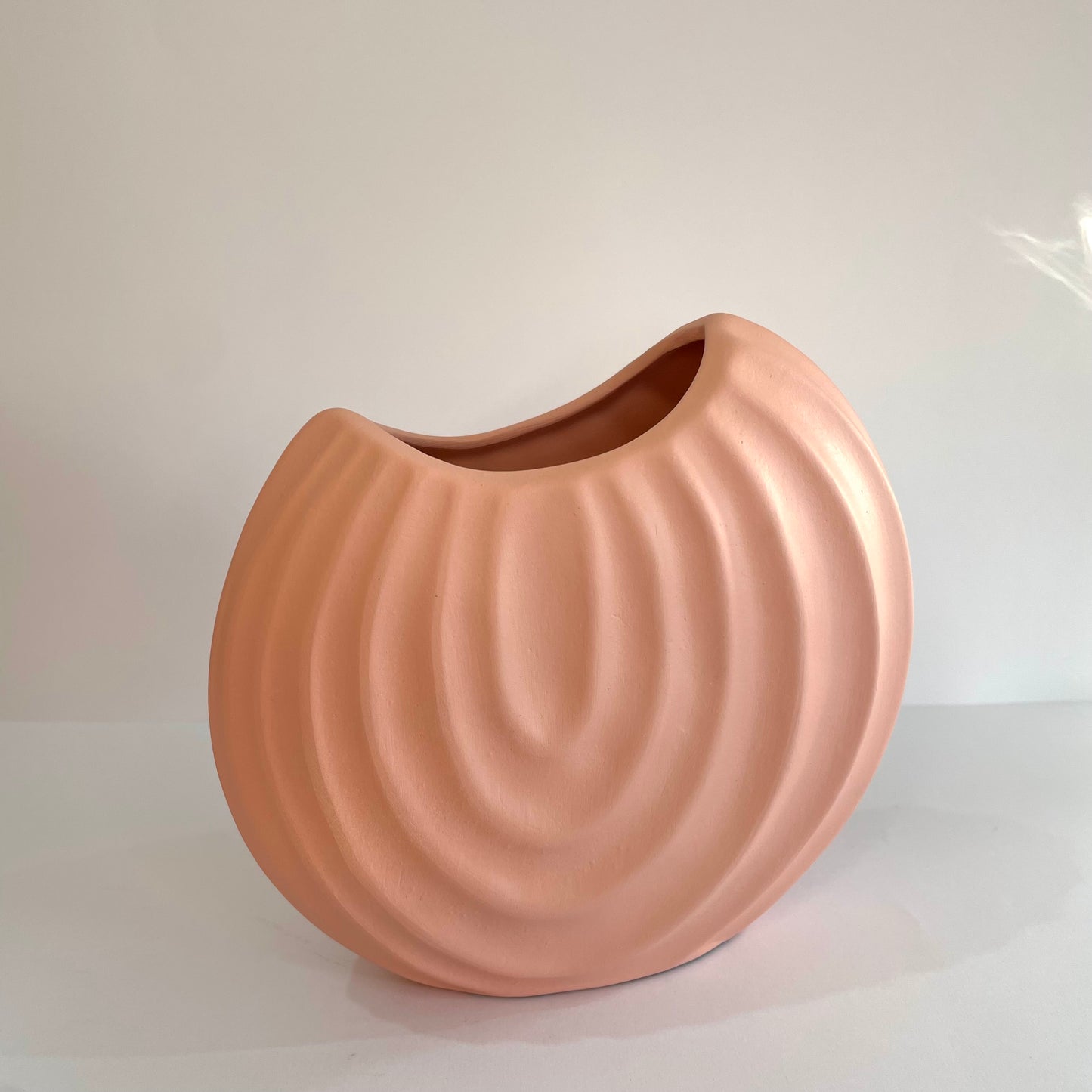 Vaso de Cerâmica Canelado Côncavo 12 cm | Cerâmica Alessandra