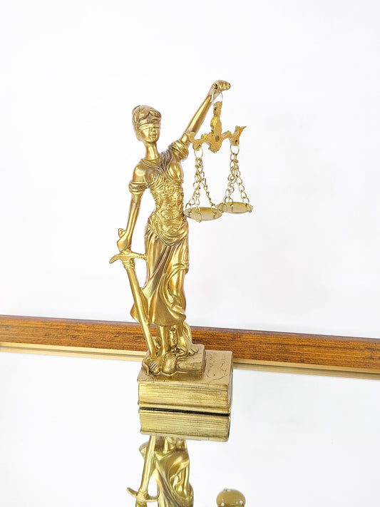 Estatueta Dama da Justiça 18 cm Youbai – Resina Dourada Décor Jurídico