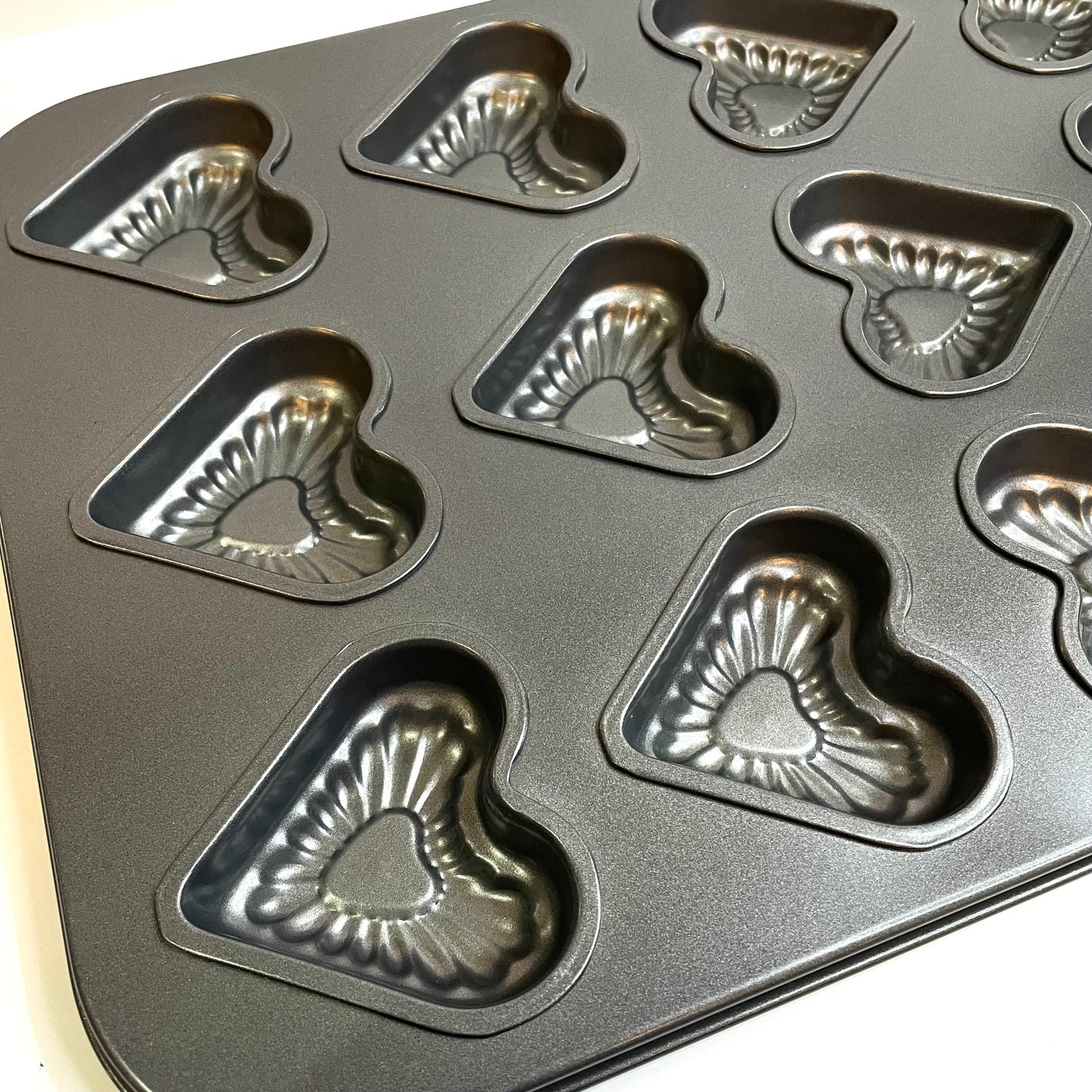 Forma Cupcake Coração 12 Cavidades Aço Carbono Antiaderente | Wincy Casa