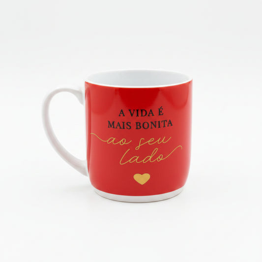 Caneca de Porcelana Urban 300ml “A Vida é Mais Bonita ao Seu Lado” Brasfoot | Presente Criativo e Afetivo