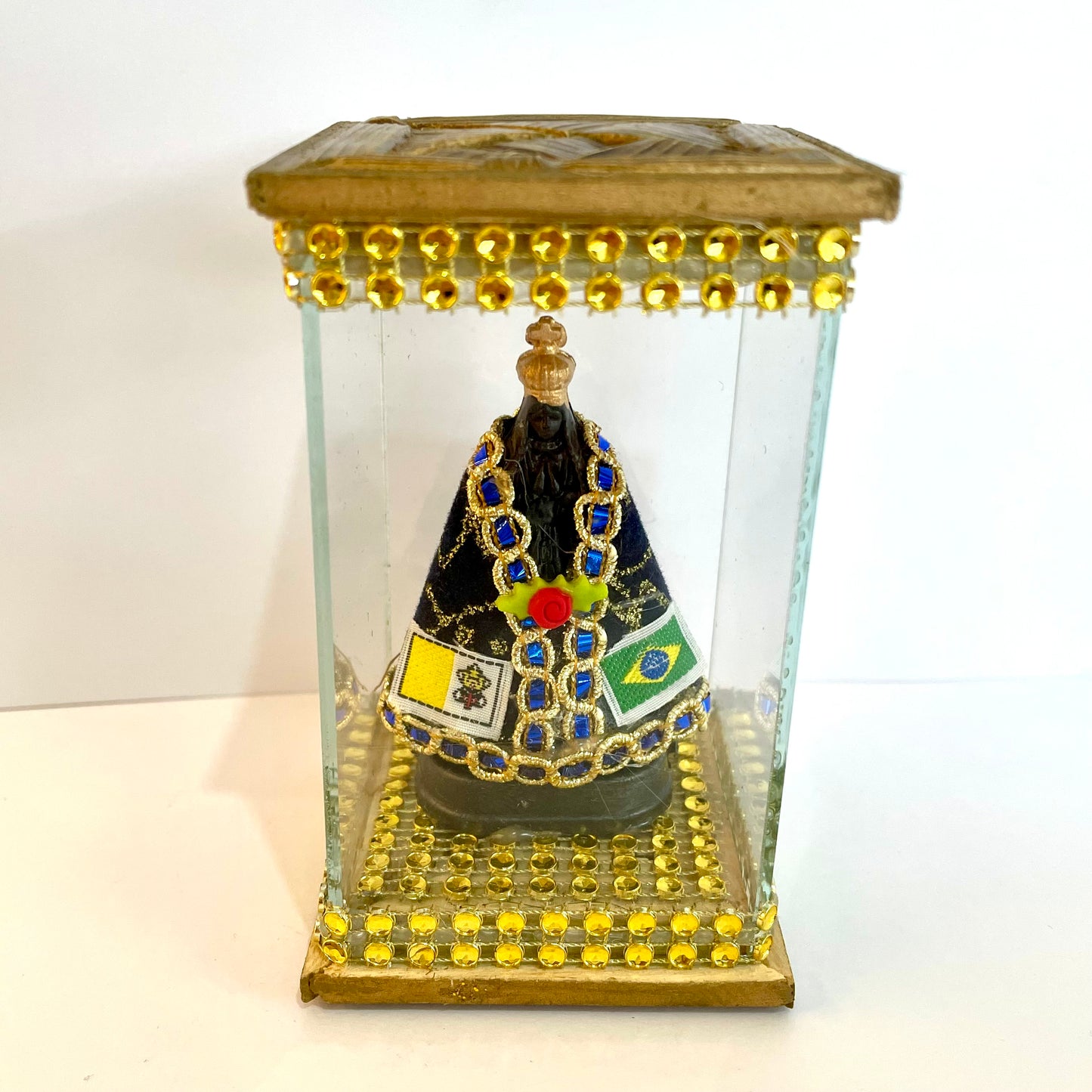 Decoração Cúpula de Vidro e Madeira 11 cm - Nossa Senhora Aparecida | Detalhes em Pedrinhas