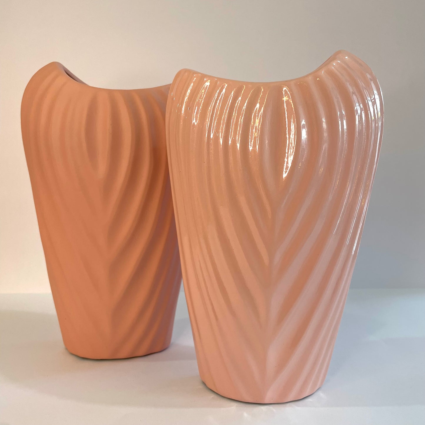 Vaso de Cerâmica Canelado Côncavo 22 cm | Cerâmica Alessandra