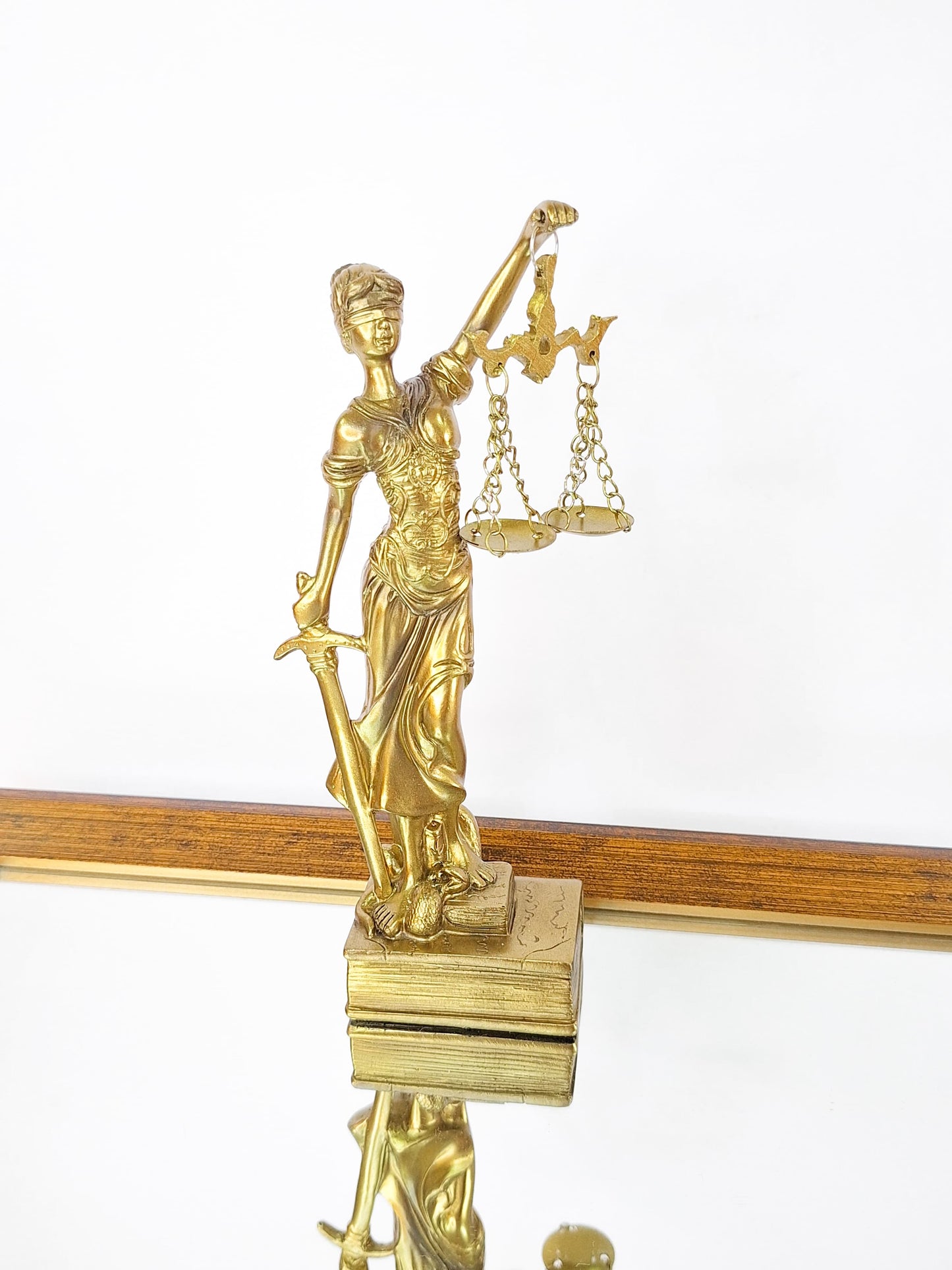 Estatueta Dama da Justiça 18 cm Youbai – Resina Dourada Décor Jurídico