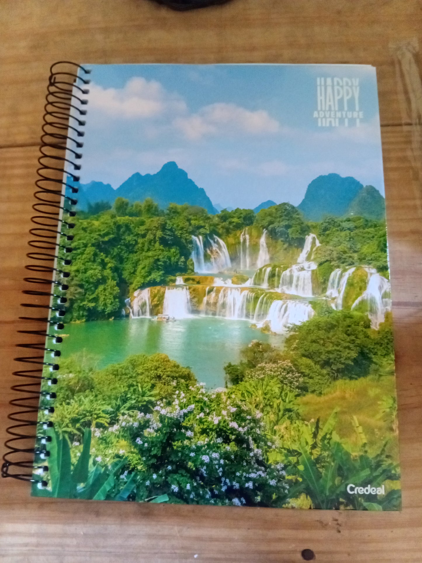 Caderno Universitário Happy Adventure Credeal 10 Matérias 160 Folhas Capa Dura Espiral