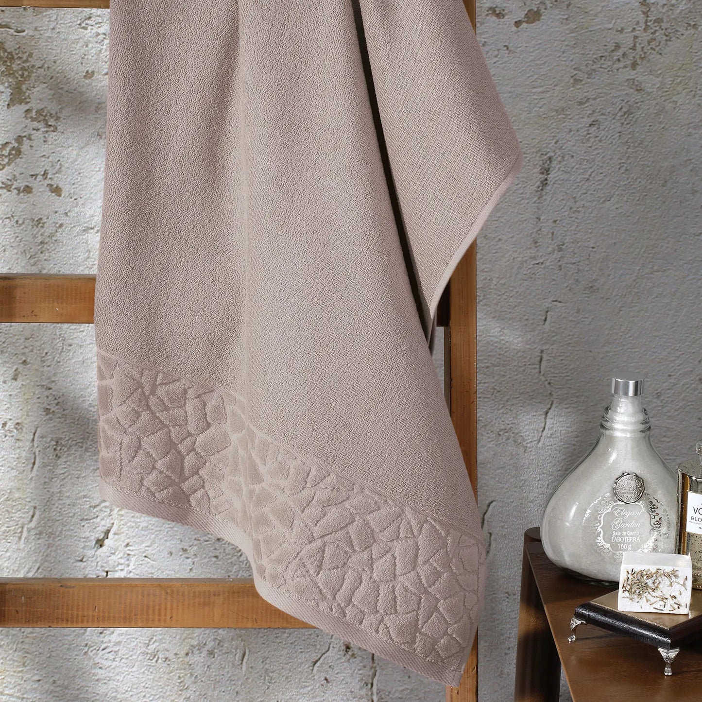 Toalha de Banho Döhler Felpudo Jacquard Confort | 100% Algodão 500g/m² | Barra Velour | 70x140cm